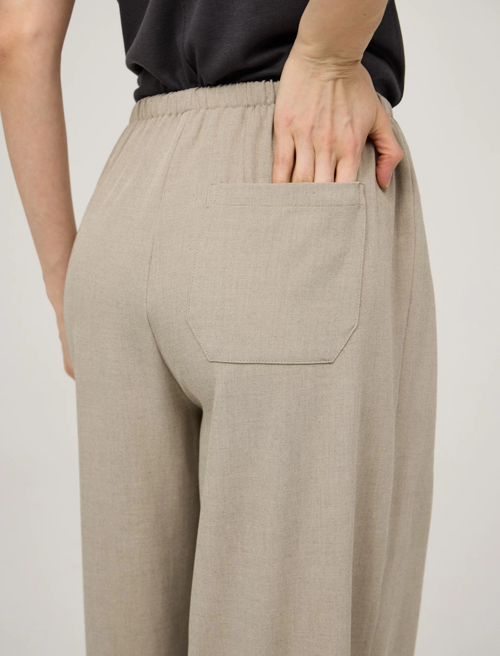 Базовые бежевые брюки из хлопка фото 10