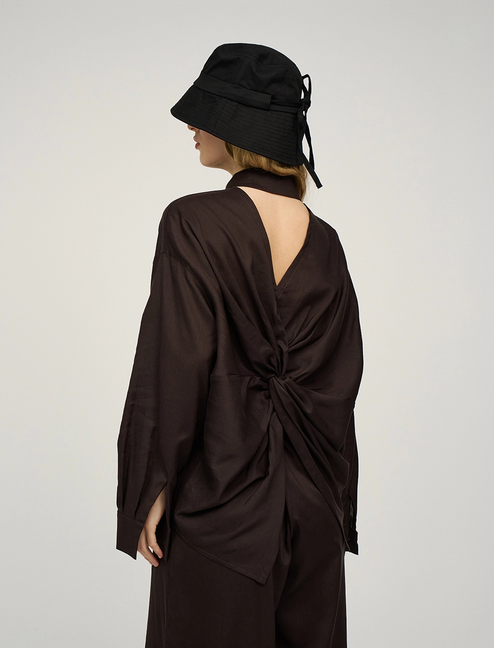 Коричневая рубашка с полуоткрытой спинкой фото 3