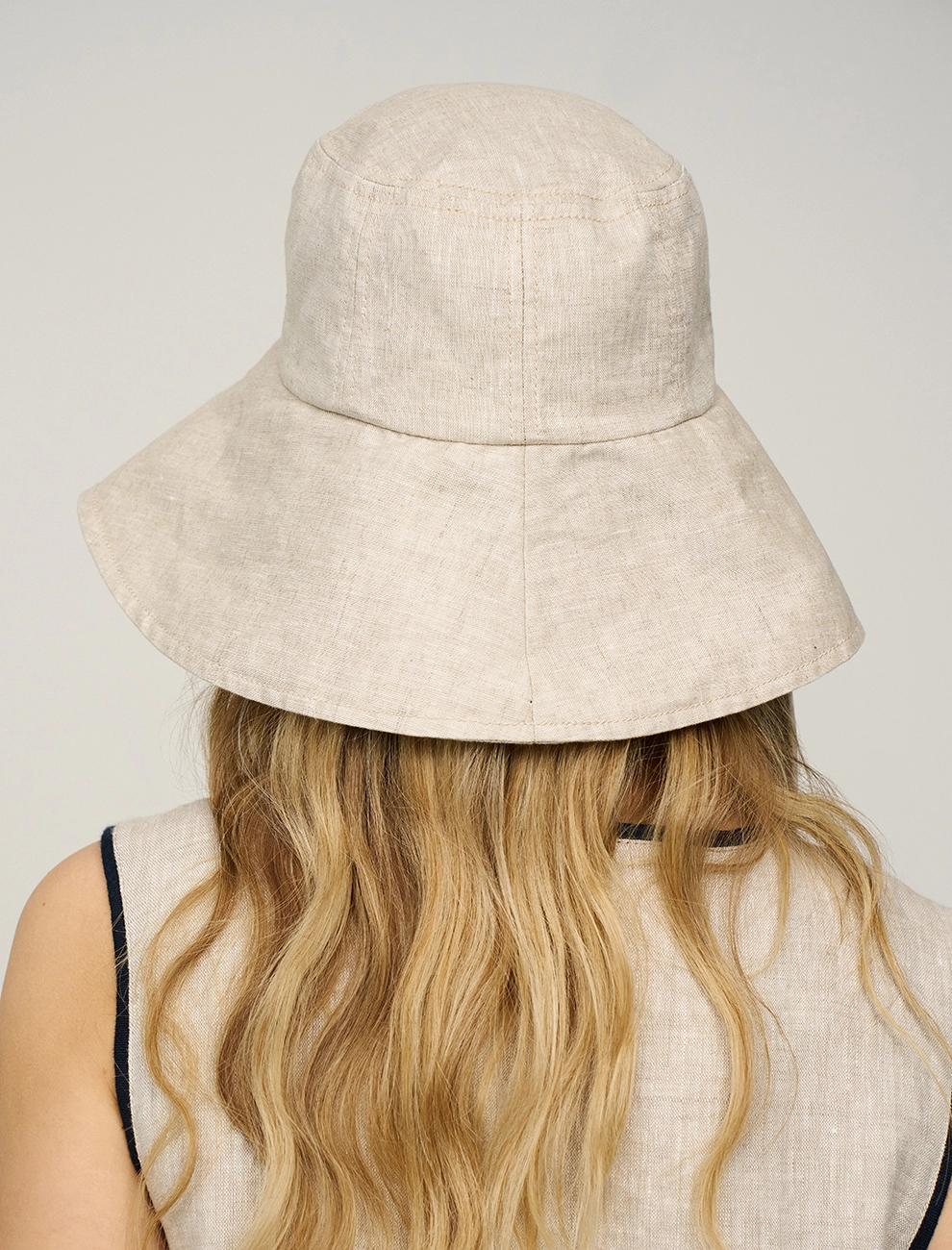 Бежевая панама с широкими полями фото 3