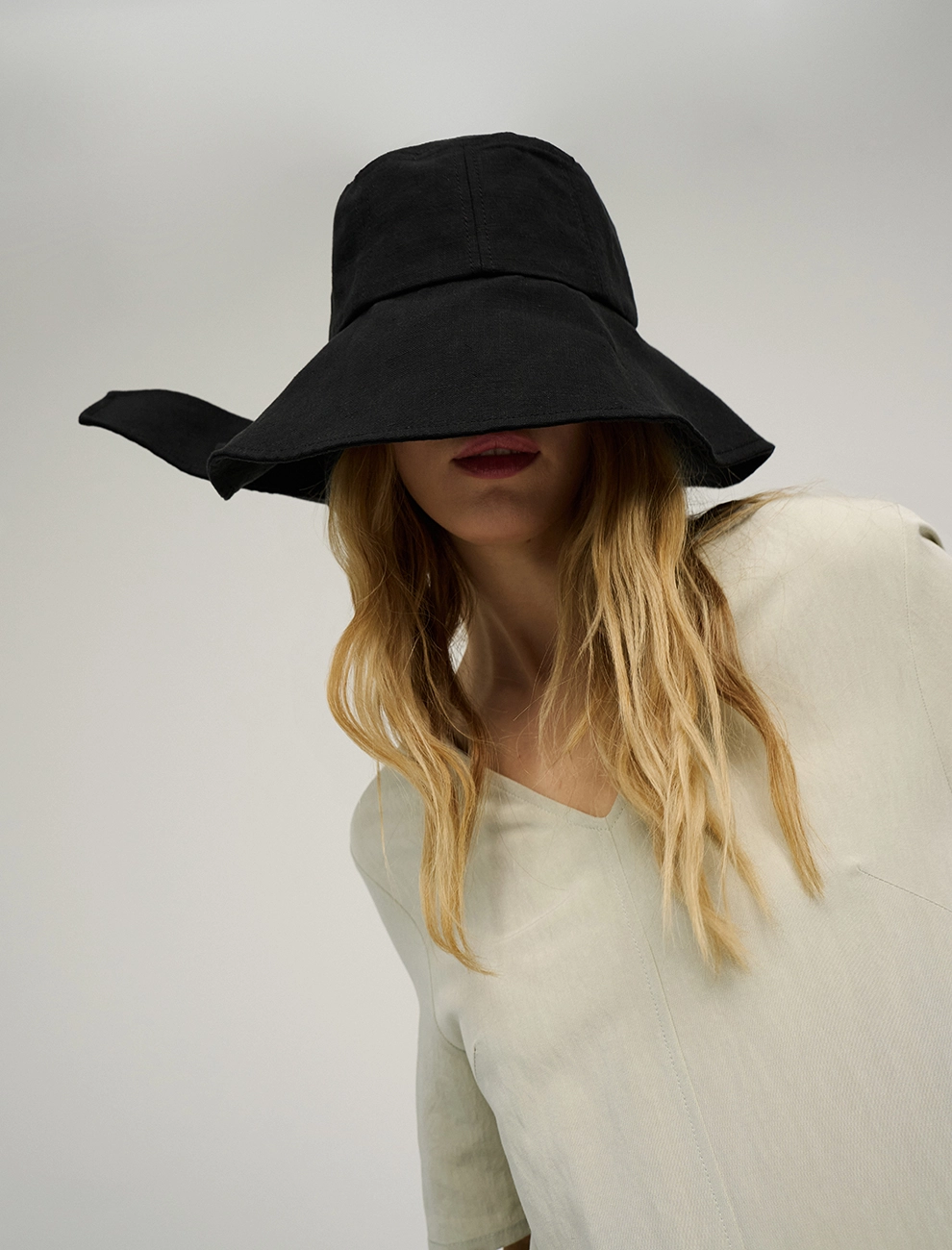 Черная панама с широкими полями фото 1