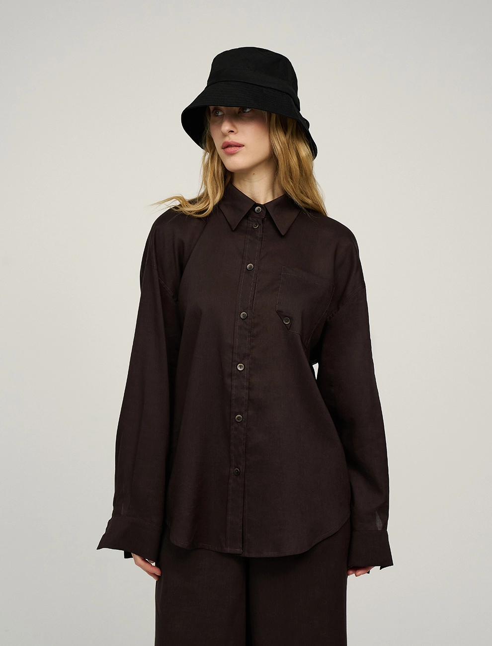 Коричневая рубашка с полуоткрытой спинкой фото 4