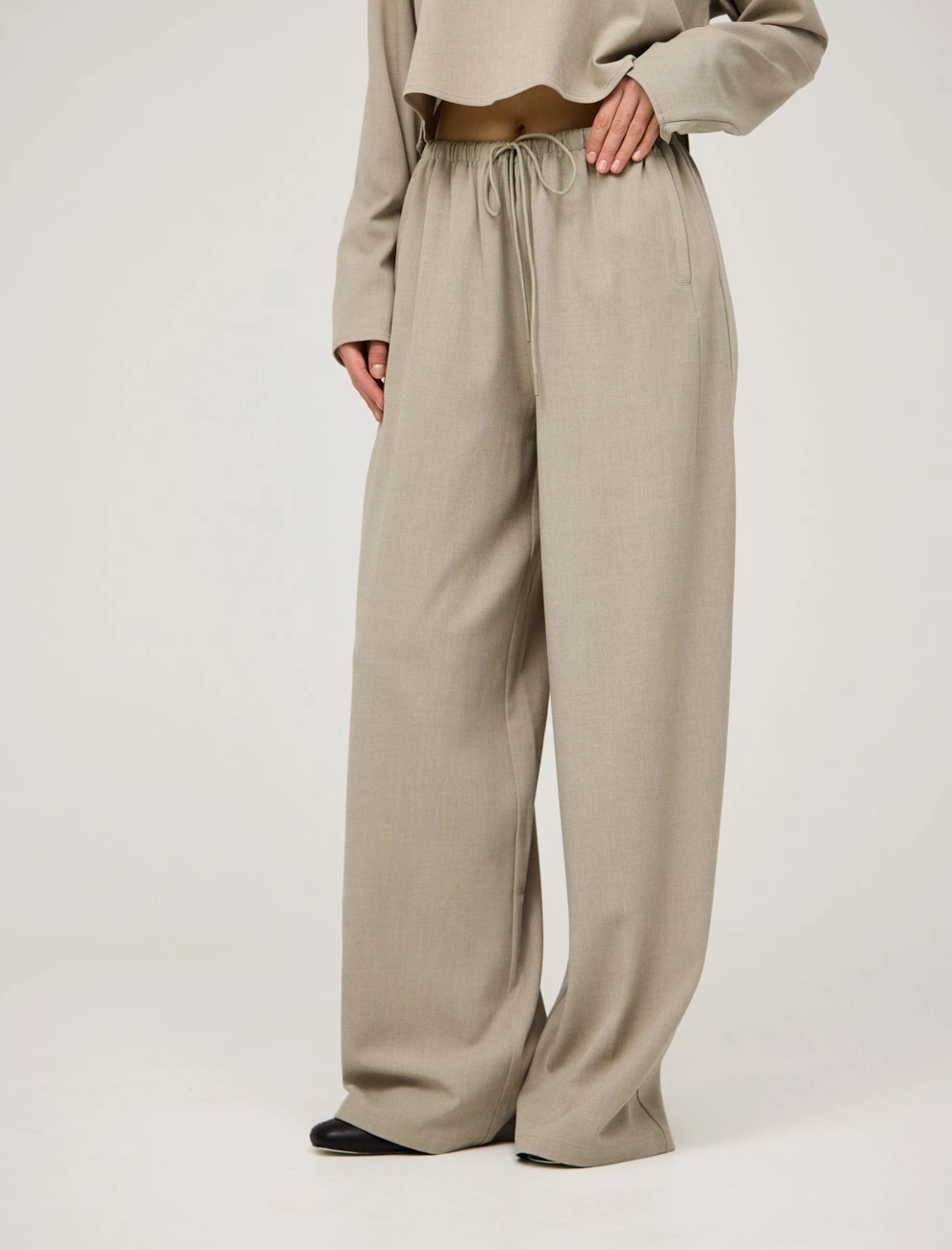 Базовые бежевые брюки из хлопка фото 3