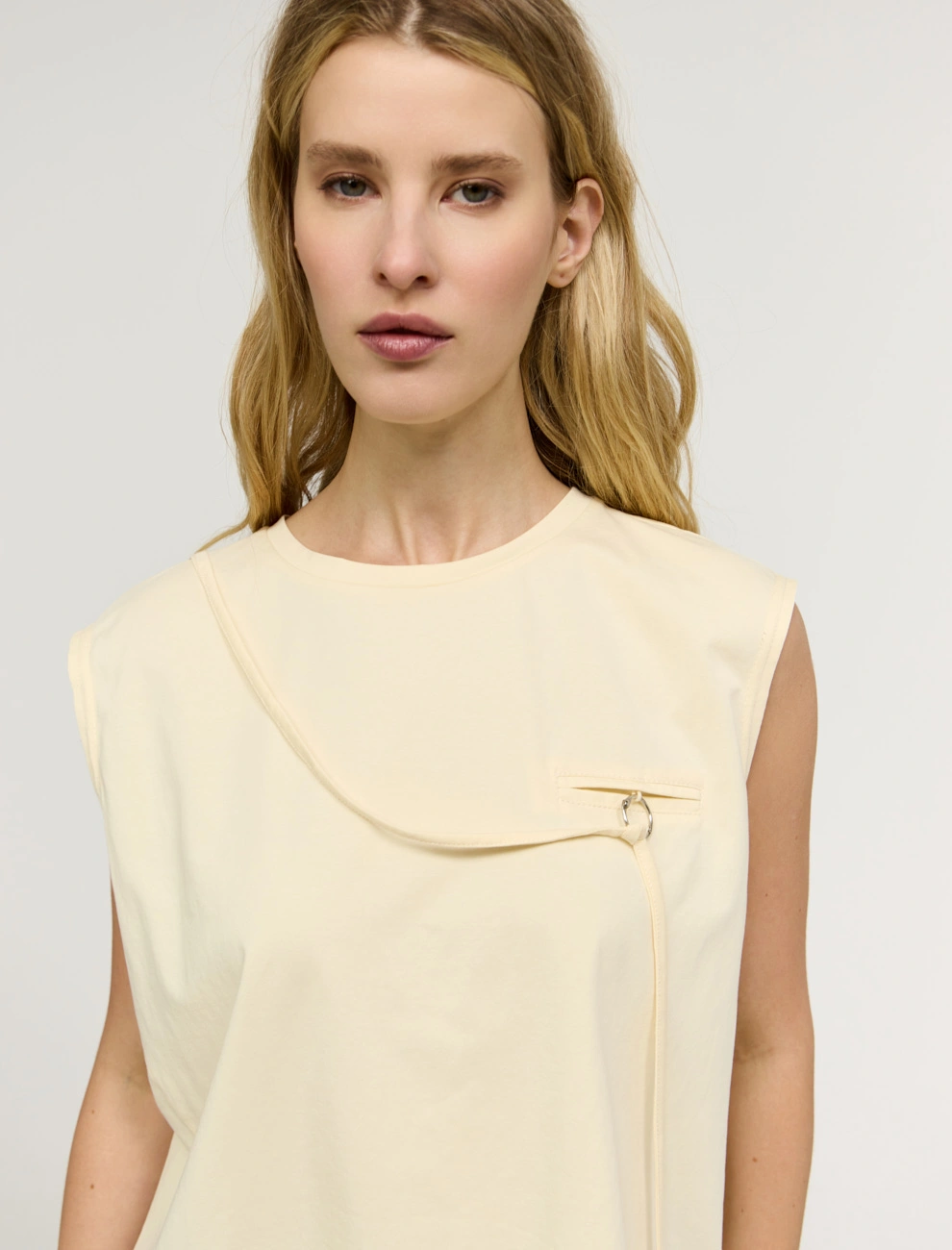 Сливочная блузка с ассиметричным низом фото 2