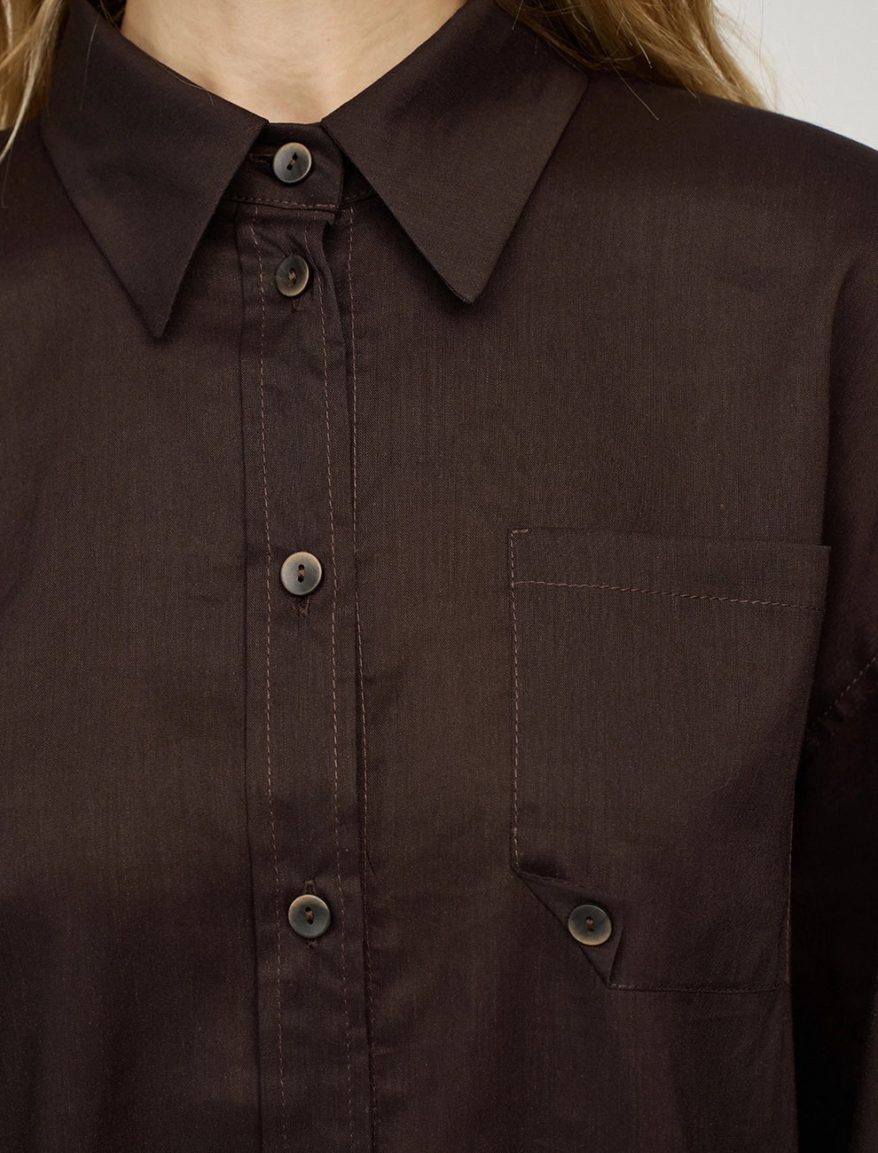 Коричневая рубашка с полуоткрытой спинкой фото 6