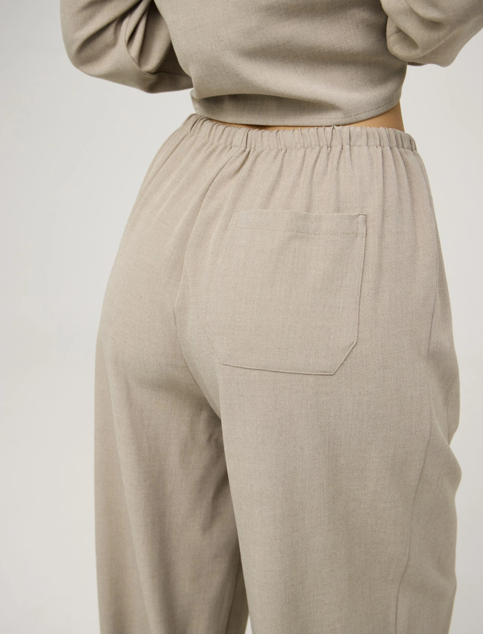 Базовые бежевые брюки из хлопка фото 4