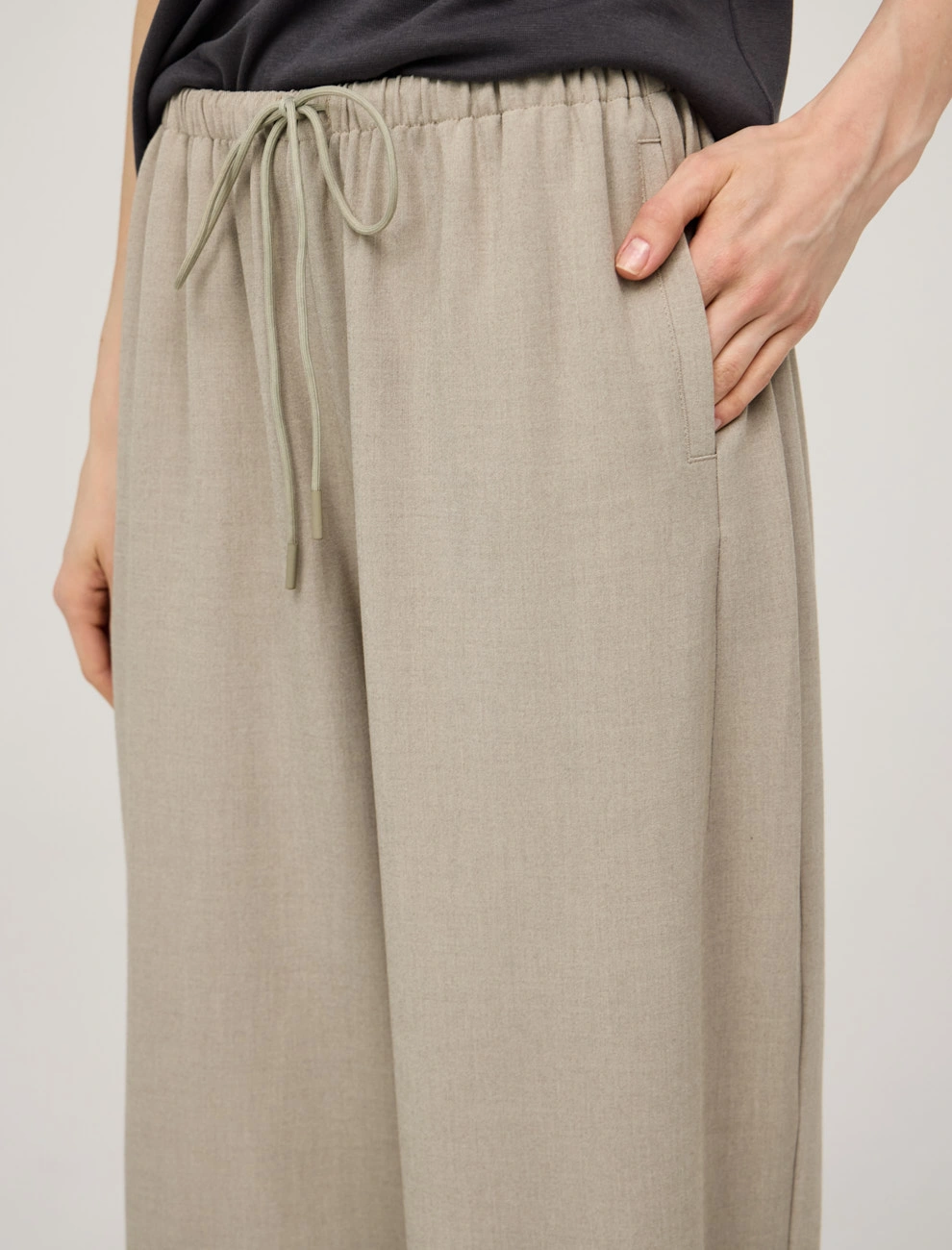 Базовые бежевые брюки из хлопка фото 8
