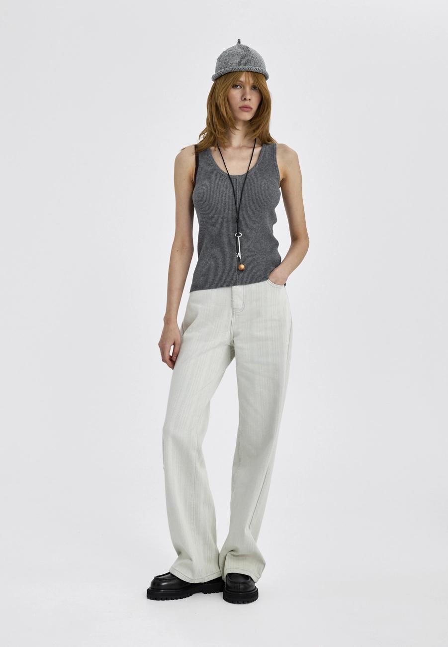 Джинсы в елочку с вышивкой на кармане фото 1