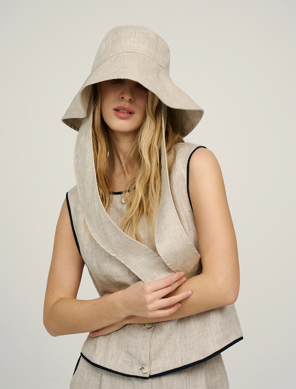 Бежевая панама с широкими полями фото 1