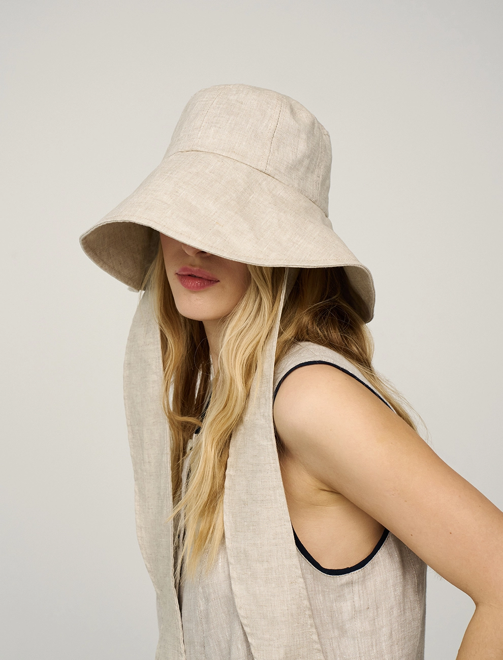 Бежевая панама с широкими полями фото 2