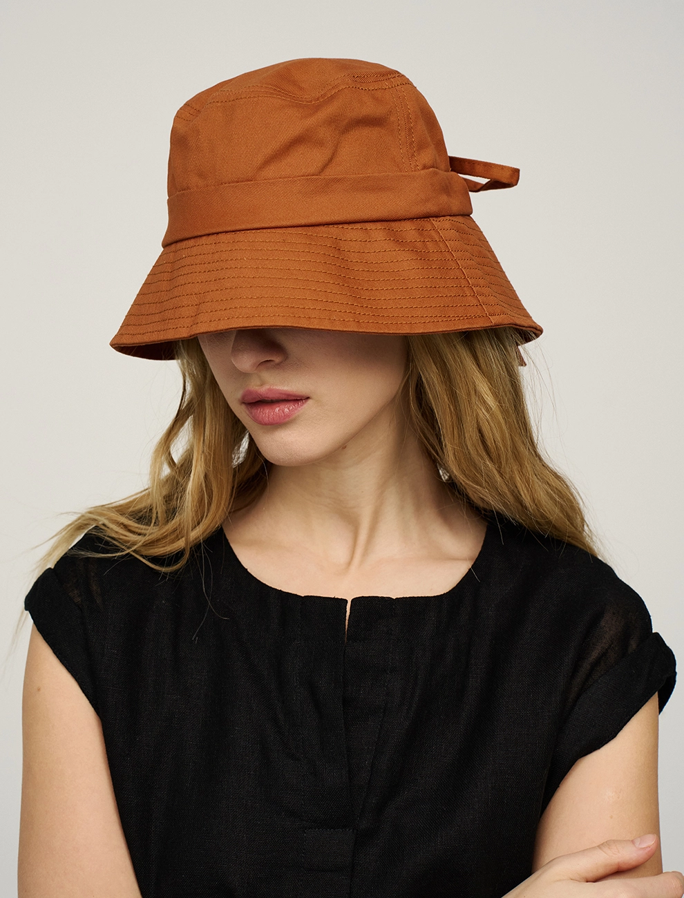 Терракотовая панама с завязками сзади фото 1