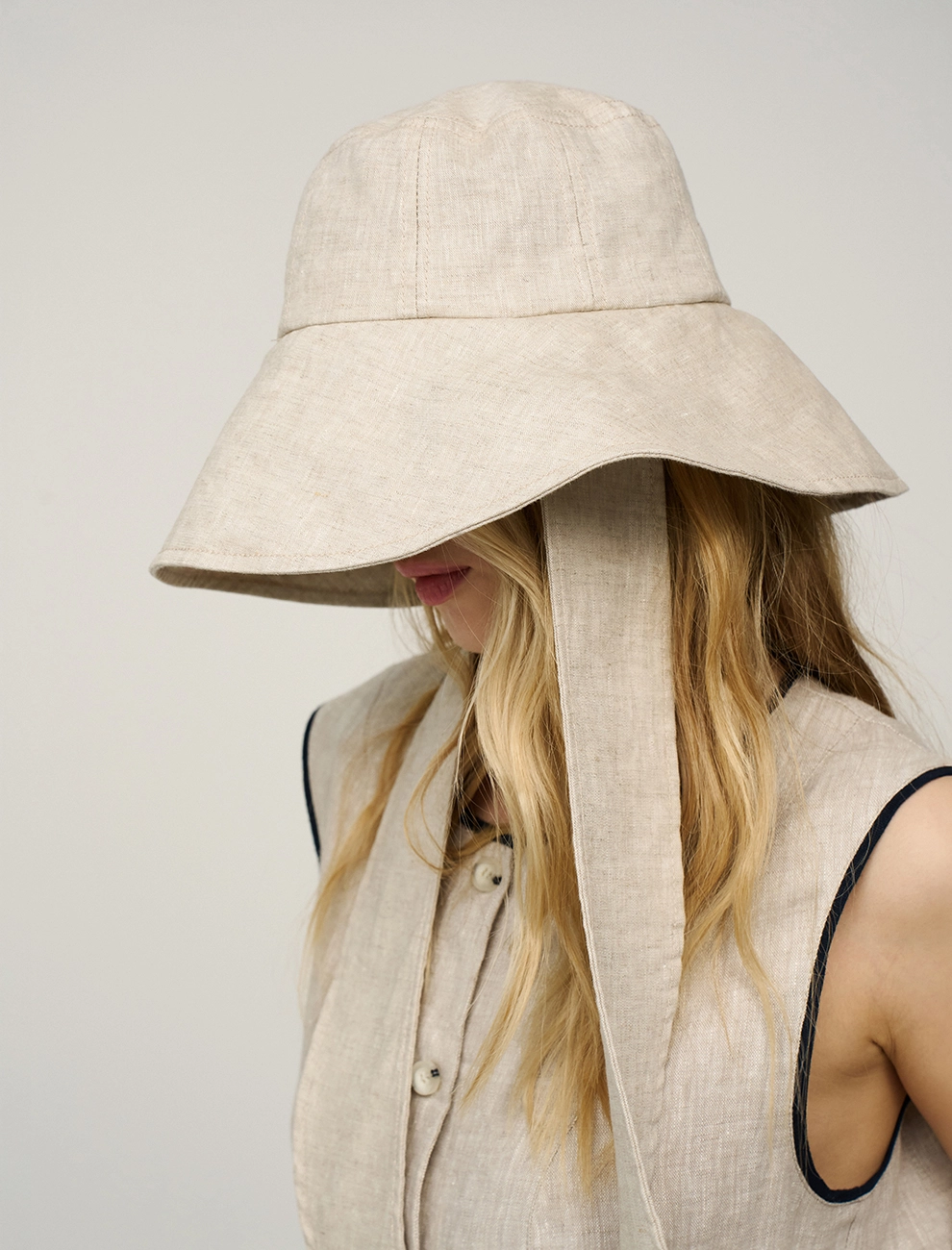 Бежевая панама с широкими полями фото 4