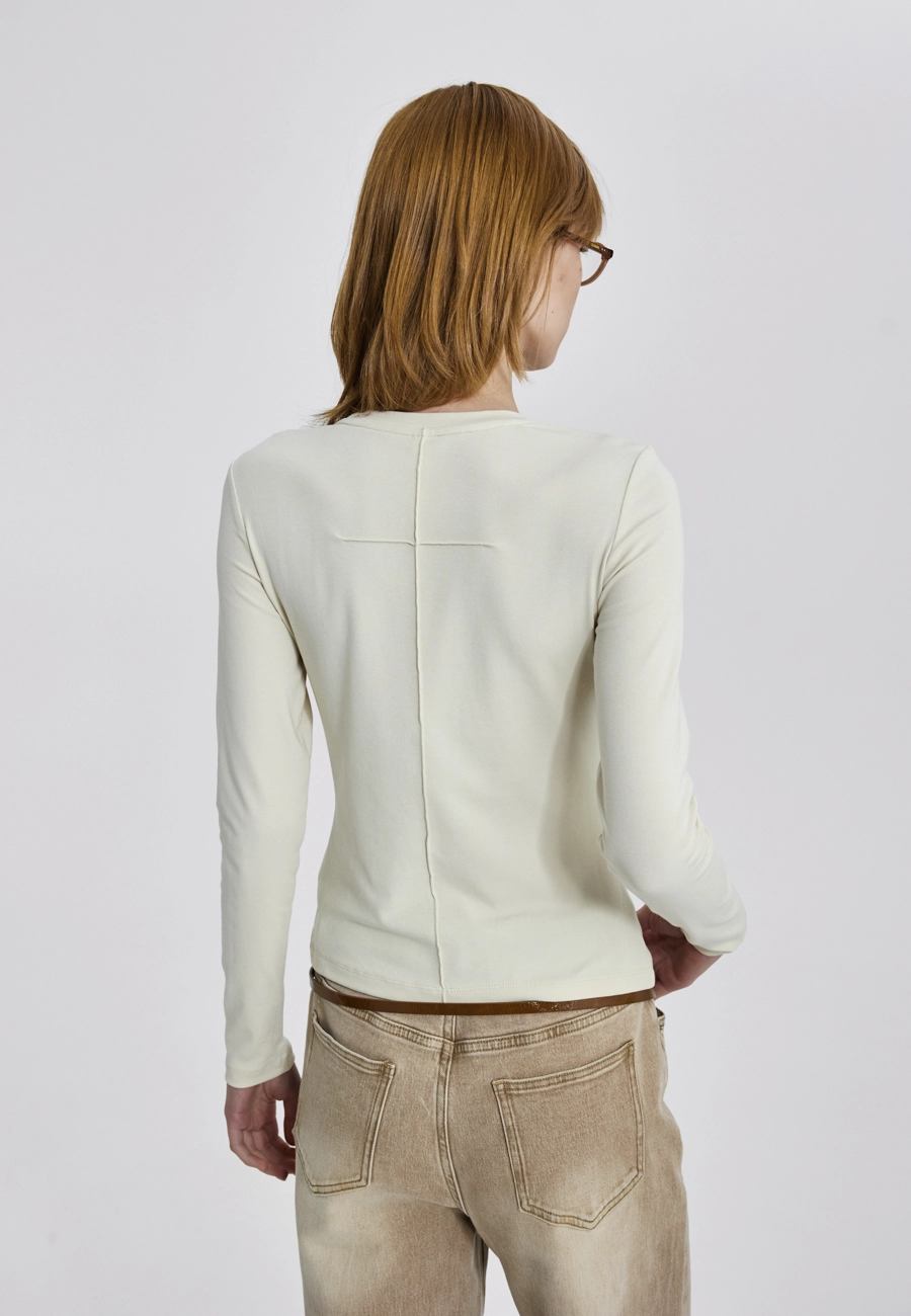 Молочный облегающий лонгслив с рельефами на спине фото 5
