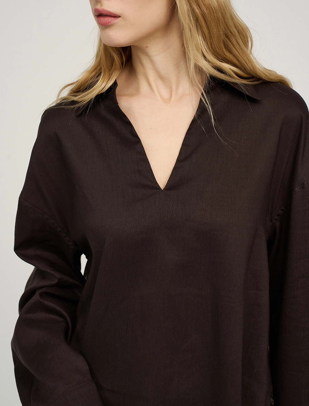 Коричневая блузка с воротником из крапивы фото 4