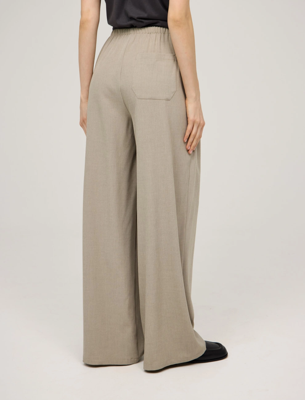 Базовые бежевые брюки из хлопка фото 9
