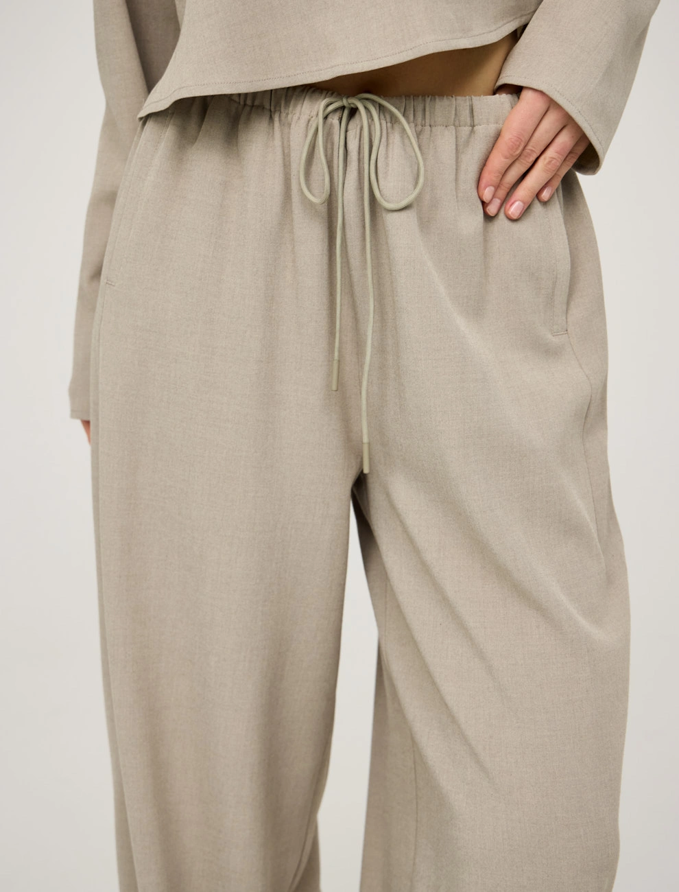 Базовые бежевые брюки из хлопка фото 2