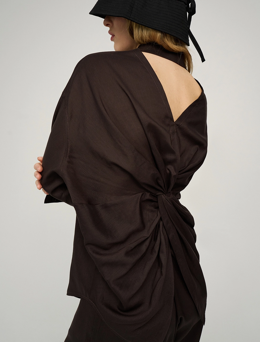 Коричневая рубашка с полуоткрытой спинкой фото 7