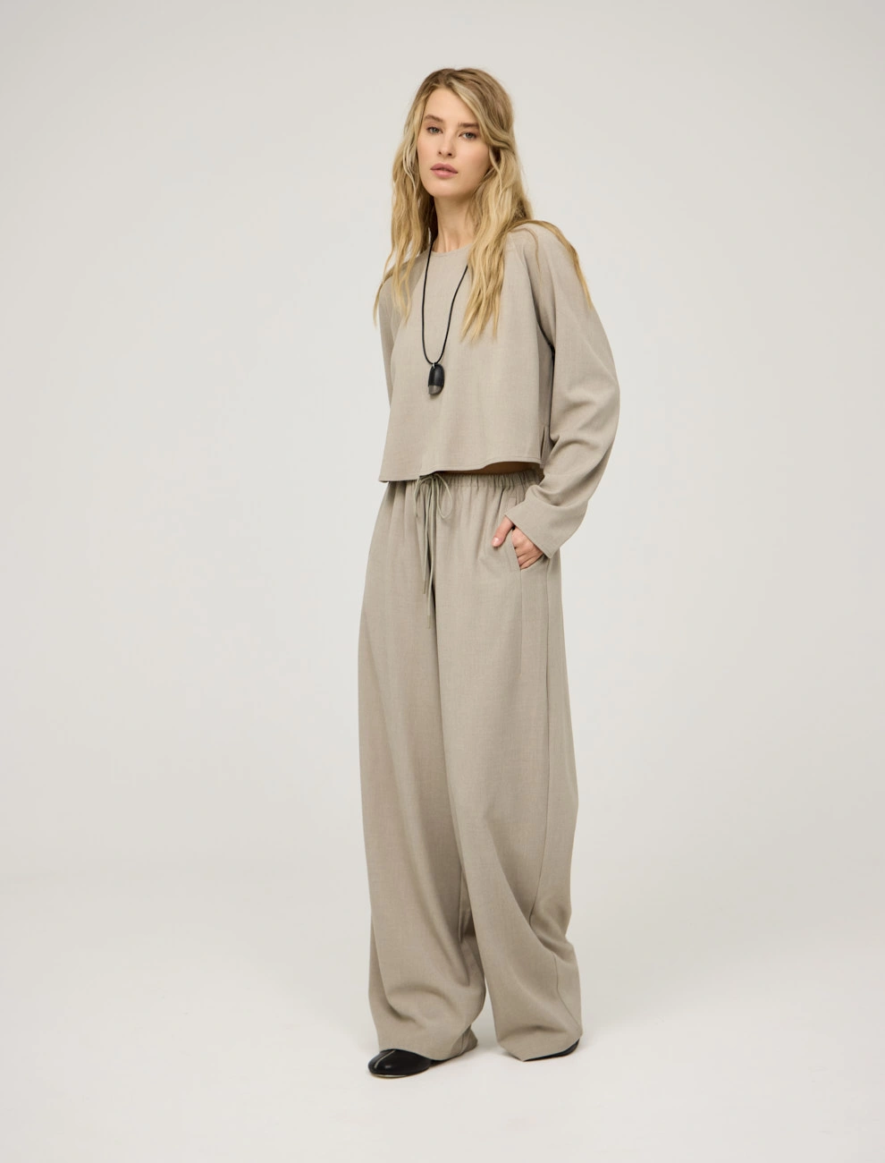 Базовые бежевые брюки из хлопка фото 1