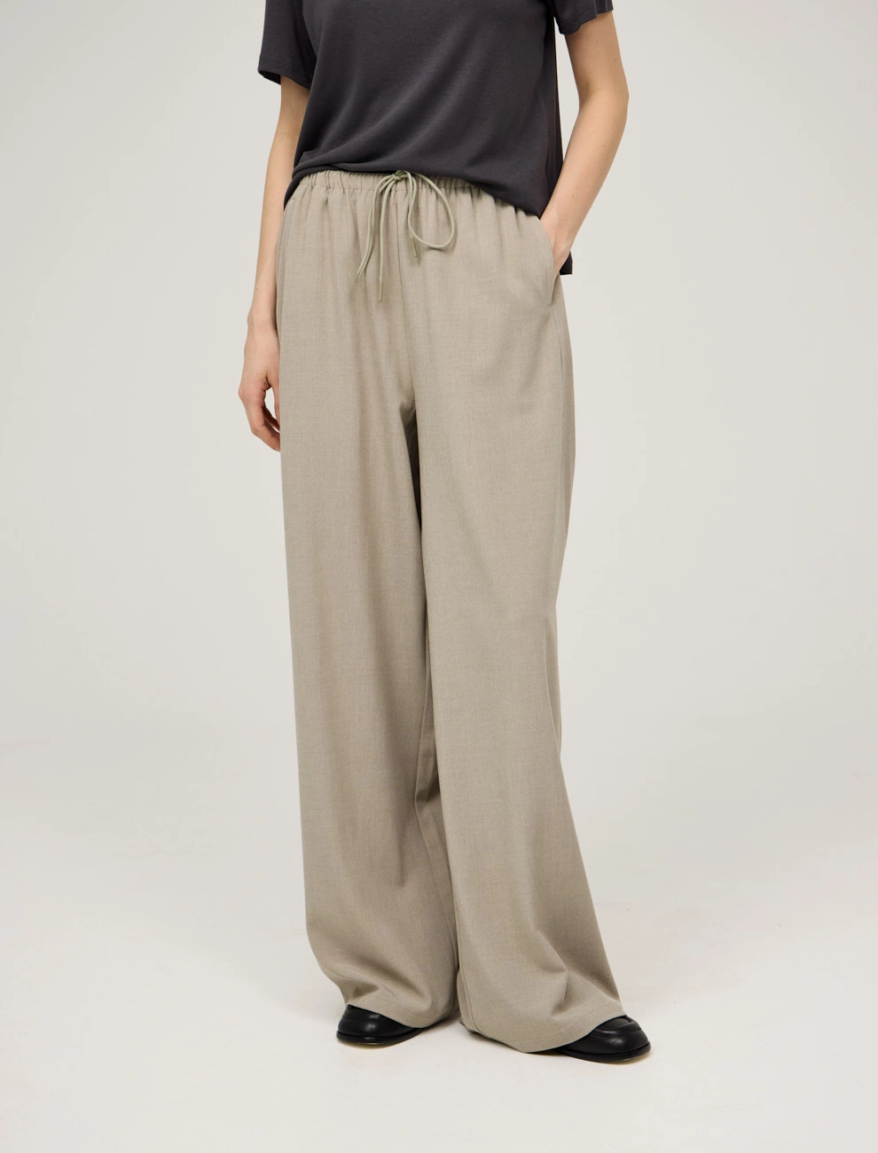 Базовые бежевые брюки из хлопка фото 7