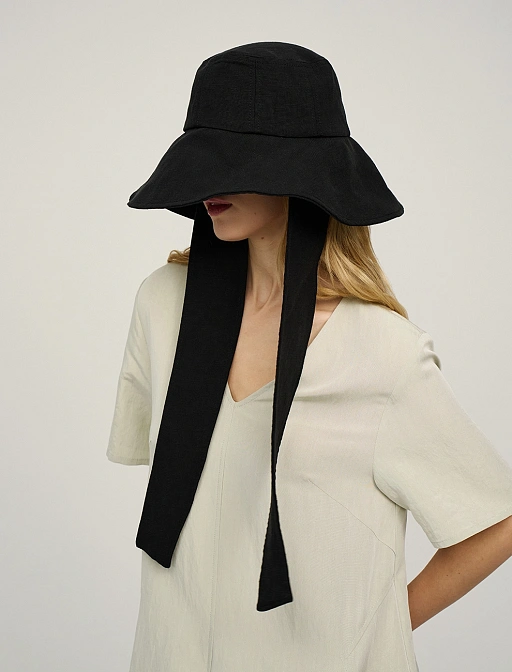 Черная панама с широкими полями