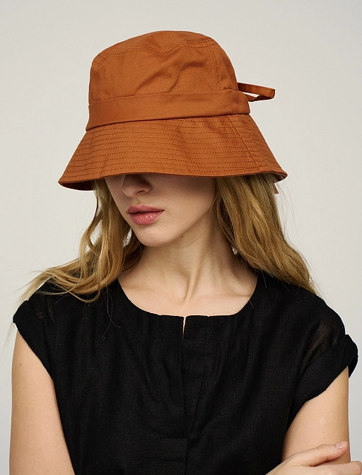 Терракотовая панама с завязками сзади