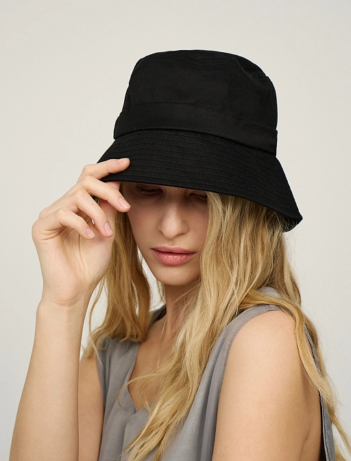 Черная панама с завязками сзади