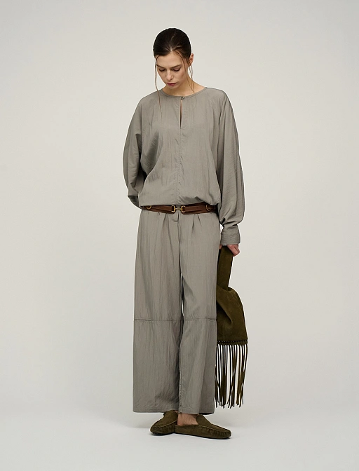 Зеленые брюки с вырезом ниже колена