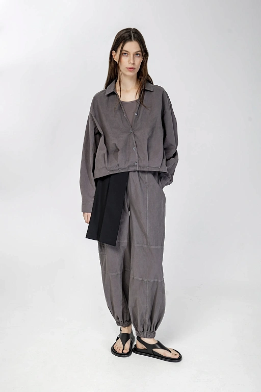 Серая блузка с углообразным вырезом